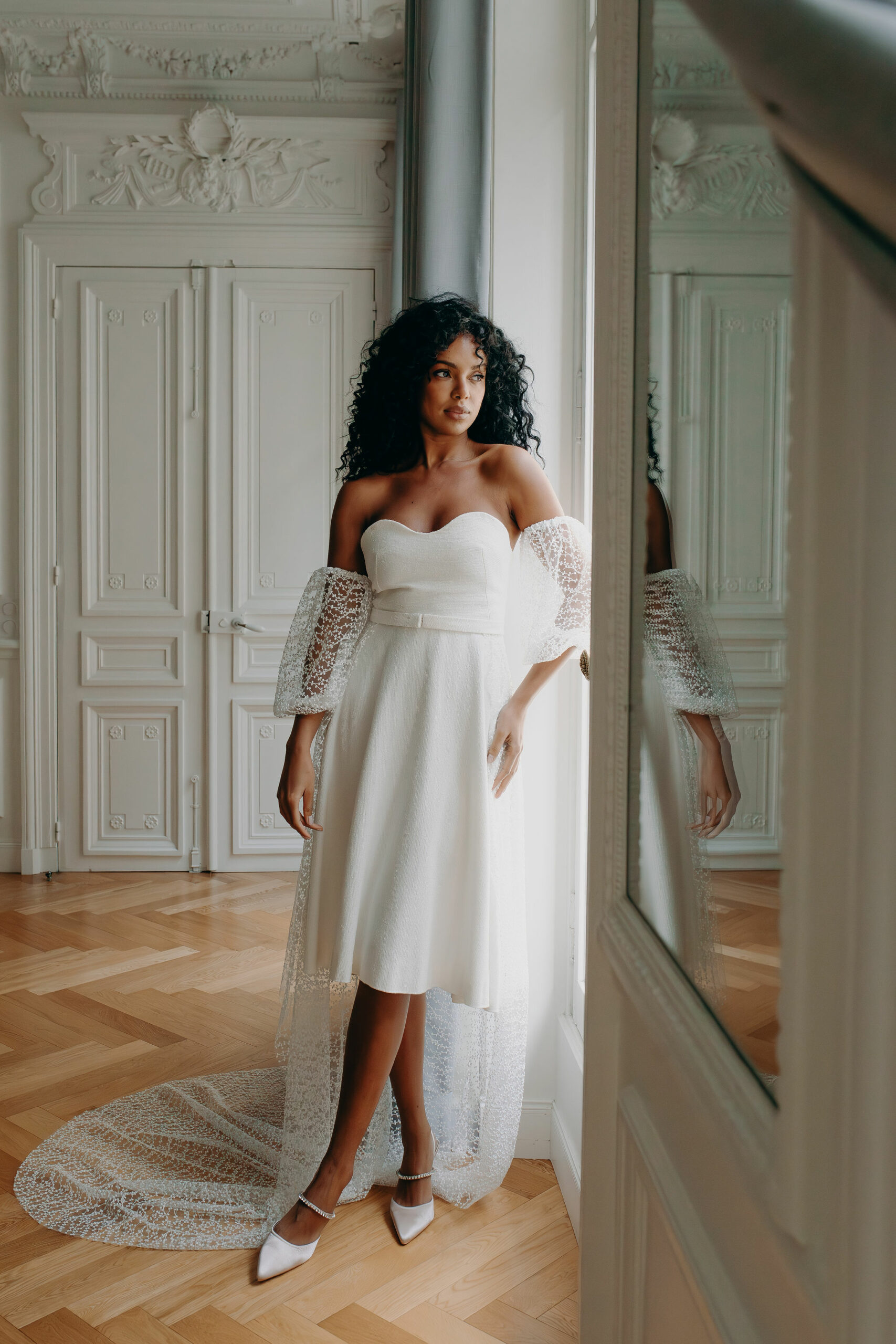 Traîne amovible et mancherons en tulle brodé Charline Loisel