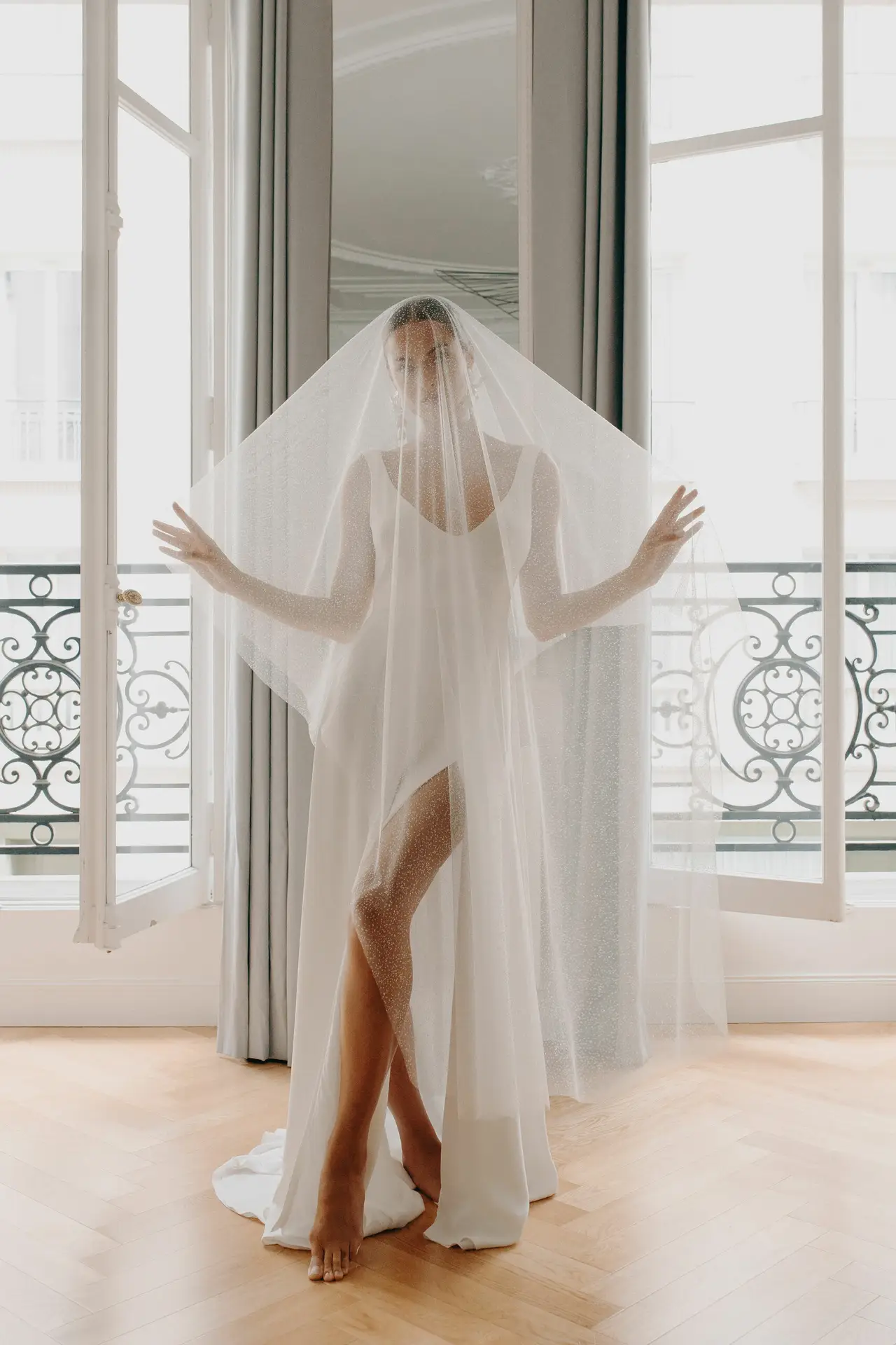 Robe de mariée sur-mesure avec voile cathédrale confectionné artisanalement en atelier